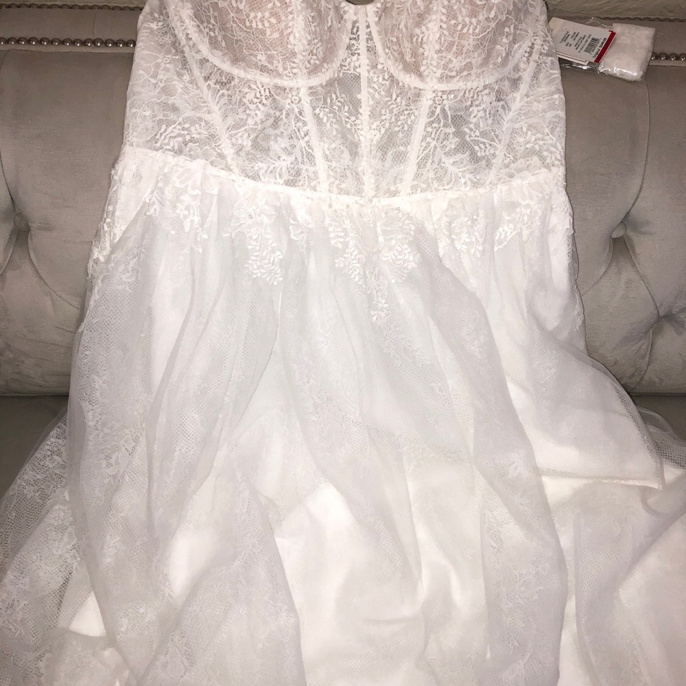 HOST PICK ✨ Floral Appliqué Corset Bodice Wedding Gown 🤍 - Picture 11 of 17